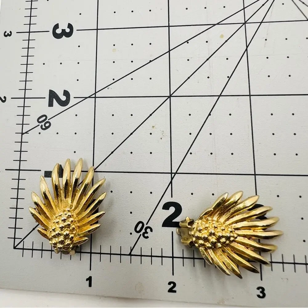 Vintage Lisner Pineapple Clip On Earrings Gold Tone MCM Statement Tropical